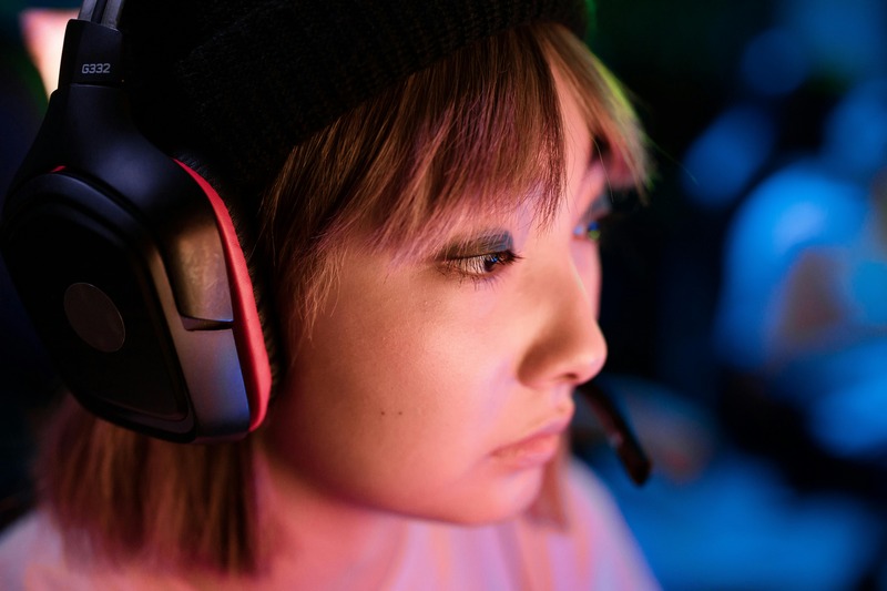 gamer fille portant un casque