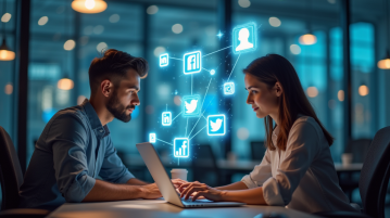 Jeune professionnel et femme analysant leurs profils en ligne